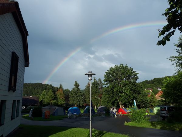 Begrüßung im Kapellchen. Draußen erst ein kurzer aber heftiger Regenschauer, dann ein wunderschöner Regenbogen Begrüßung im Kapellchen. Draußen erst ein kurzer aber heftiger Regenschauer, dann ein wunderschöner Regenbogen